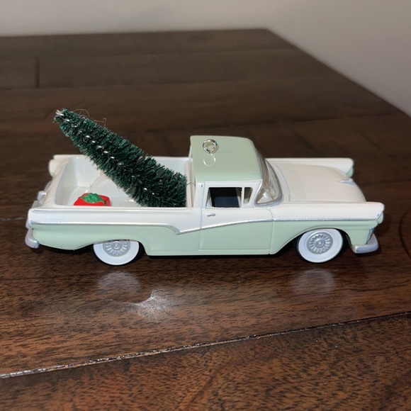 1957 Ford Ranchero Hallmark Collector Series Ornament - Picture 3 of 7